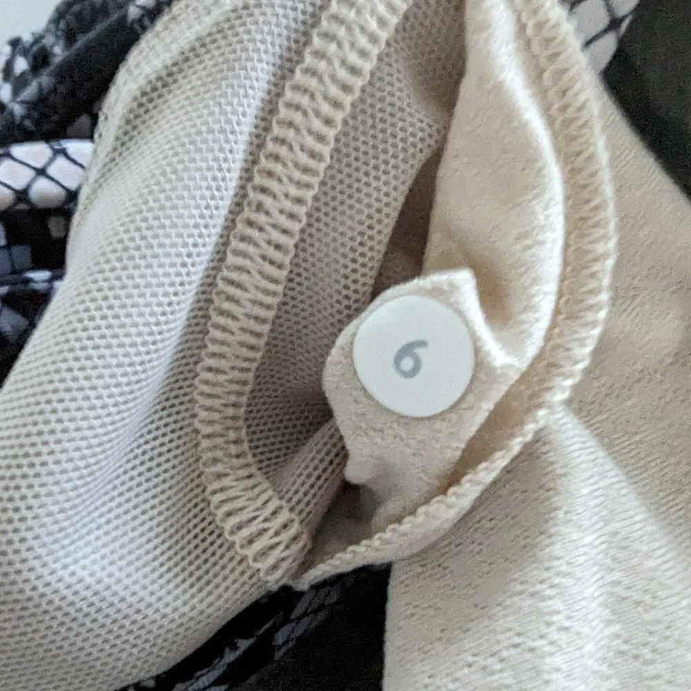 Lululemon Top EUC like NEW - Picture 4 of 4